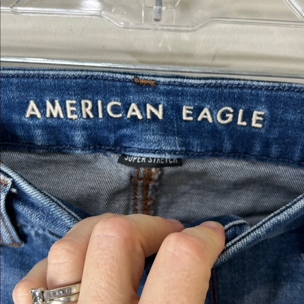 AMERICAN EAGLE Curvy Super High Rise Jegging Distressed Raw Hem Size 8